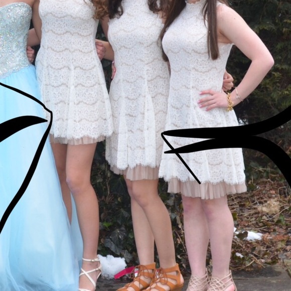 Cute lace dress, with high collar - Picture 6 of 6